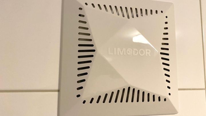 Ein Badezimmerl&uuml;fter ist an einer hellen Wand montiert und sorgt f&uuml;r frische Luft im Raum, w&auml;hrend er gereinigt wird.