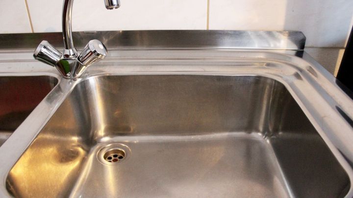 Ein gl&auml;nzendes Sp&uuml;lbecken ist funktional und bereit zur Nutzung in einer modernen K&uuml;che.