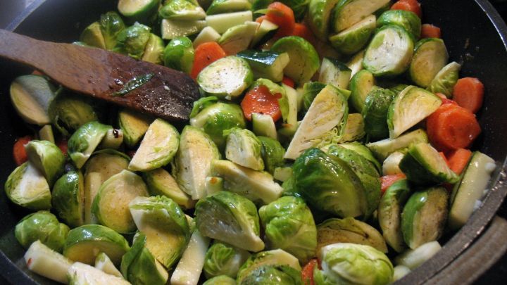 In der Pfanne wird das gew&uuml;rzte Gem&uuml;se in dem hei&szlig;en Sonnenblumen&ouml;l unter Wenden kr&auml;ftig angebraten.