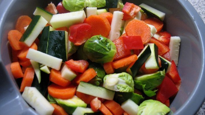 Der Rosenkohl wird geputzt und die R&ouml;schen halbiert, Karotten in schmale Scheiben geschnitten, Zucchini in Stifte, Paprikaschote in kleine St&uuml;cke geschnitten und Knoblauch fein gew&uuml;rfelt.