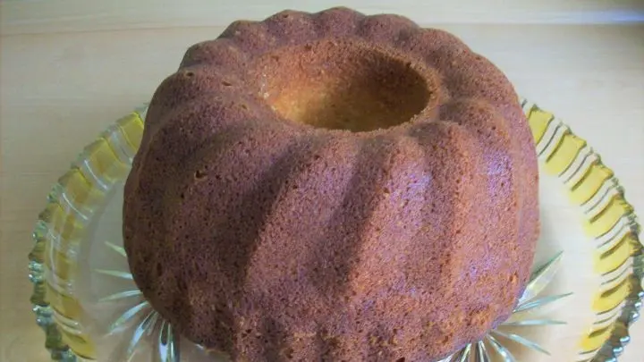 Nachdem die Backzeit vor&uuml;ber ist, l&auml;&szlig;t man den Kuchen noch ein wenig in der Form ausk&uuml;hlen und st&uuml;rzt ihn dann auf eine Platte. 