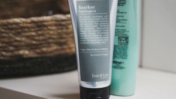 Eine Haarmaske steht auf einem Waschbecken; sie gibt intensive Feuchtigkeit f&uuml;r trockenes Haar und enth&auml;lt Rosmarin und Ingwer.