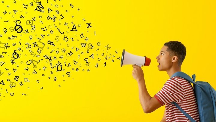 Ein Junge mit Rucksack spricht in ein Megafon, Buchstaben str&ouml;men vor einem gelben Hintergrund heraus.