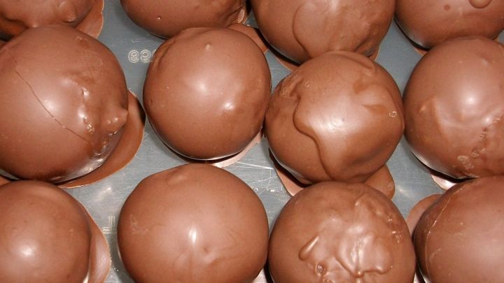 Runde, schokoladige Kugeln liegen dicht auf einem Tablett und warten darauf, serviert zu werden. Eierlik&ouml;r und Kokos sind enthalten.