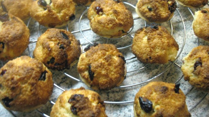 Knusprige Kokosberge mit Cranberries stehen auf einem K&uuml;hlgitter und warten darauf, serviert zu werden.