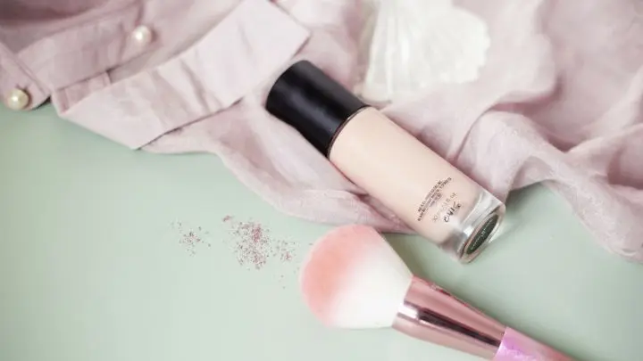 Mithilfe von Backpulver, einem feuchten Tuch und deiner Waschmaschine lassen sich Make-up-Flecken hervorragend entfernen.