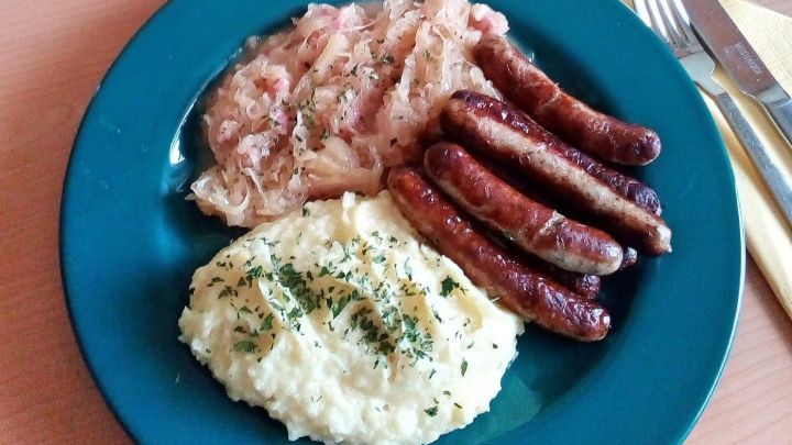 Sauerkraut mit Kartoffelpüree und Nürnberger Rostbratwürstchen