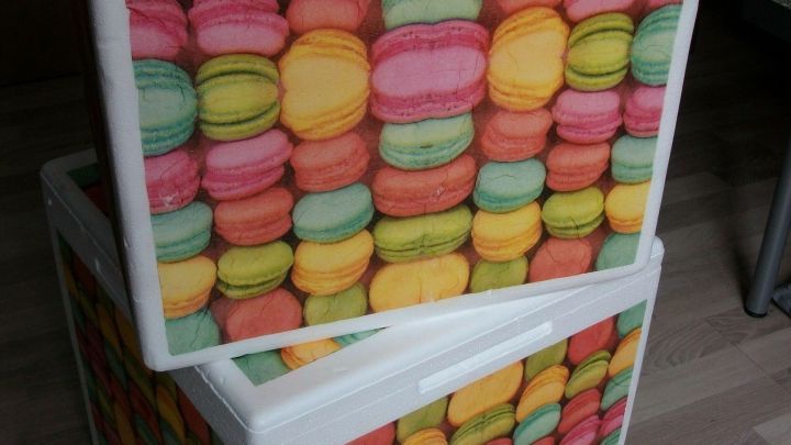 Zwei bunte Styroporboxen mit einem Muster aus Macarons stehen im Raum und sind bereit zum Recycling.