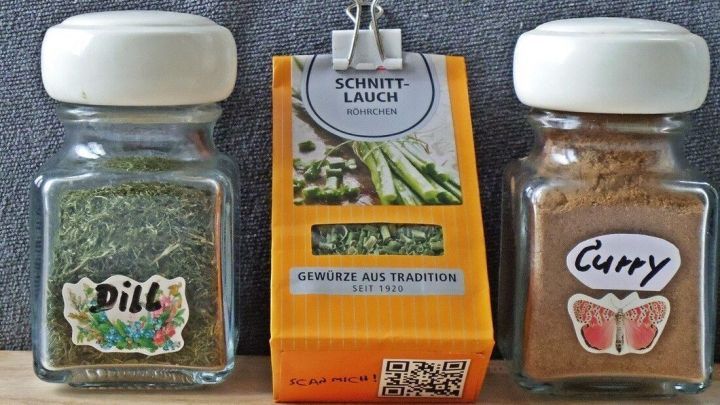 Drei Gew&uuml;rzbeh&auml;lter stehen nebeneinander: Dill, Schnittlauch und Curry, bereit zum Einsatz in der K&uuml;che.