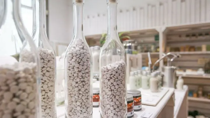 ...oder die Ware ist, wie hier die Denta-Tabs zum Z&auml;hneputzen, in Glasbeh&auml;ltnisse gef&uuml;llt. So f&auml;llt in der Stuttgarter Drogerie kein M&uuml;ll aus Plastikverpackungen an.