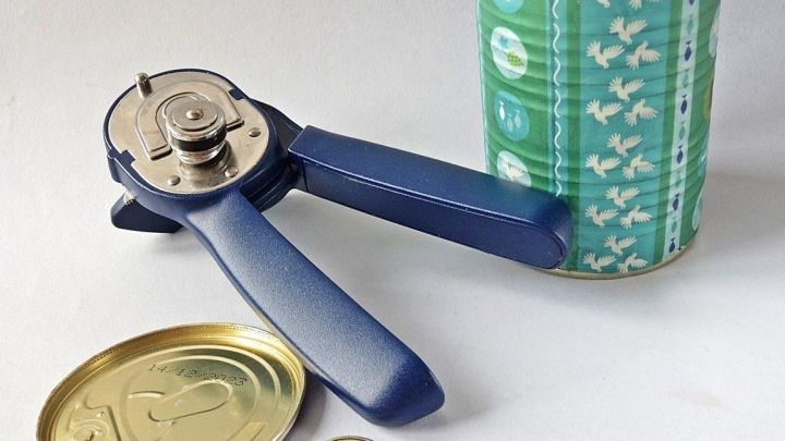 Eine Konservendose steht neben einem speziellen &Ouml;ffner, w&auml;hrend der Deckel gerade abgenommen wird, um die Dose umzufunktionieren.