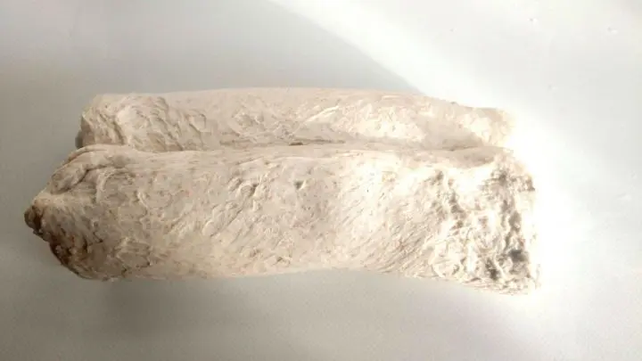 Nun ist schon fast eine Brotform zu erkennen. Der Teig l&auml;sst sich nun auch nicht weiter falten.