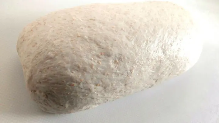 Ist das Brot aber schon gut in seiner Form zu erkennen, reicht das auch aus. Nun noch die Enden gl&auml;tten.