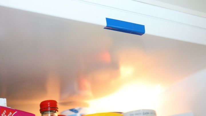 Der K&uuml;hlschrank zeigt ein blauer Klebestreifen, der die T&uuml;r abdichtet und so Energieverlust im Innenraum verhindert.