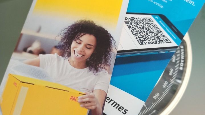 Ein DHL-Informationsblatt zeigt eine Frau, die ein Paket h&auml;lt, w&auml;hrend sie praktische Verpackungstipps erh&auml;lt.