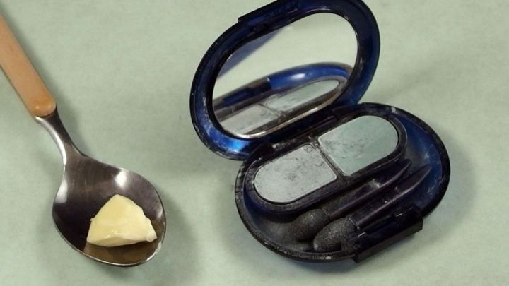 Ein L&ouml;ffel mit Butter liegt neben einem ge&ouml;ffneten Kosmetikspiegel, der zwei Lidschattenfarben zeigt.