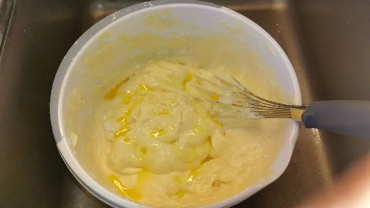 Einfach alle Zutaten f&uuml;r die Biskuitrolle zusammengeben und mit einem Handmixer oder Schneebesen verr&uuml;hren.