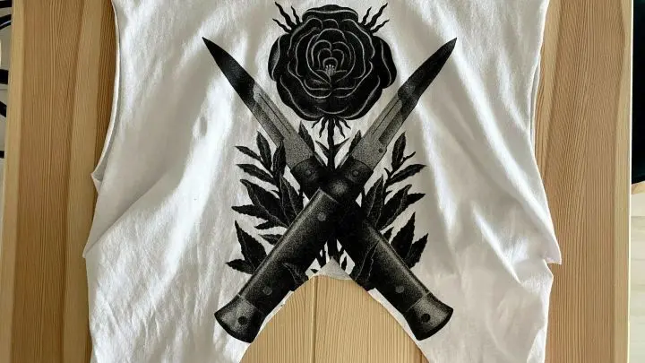Von der Unterseite des T-Shirts schneidet man einen dreieckigen Keil aus, wie es hier im Bild zu sehen ist.