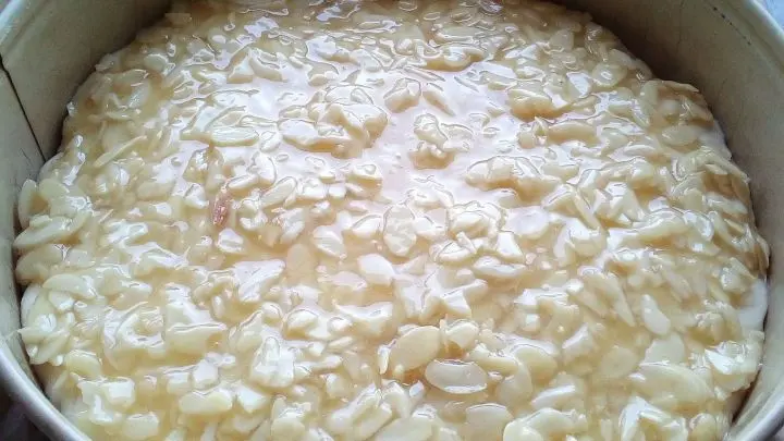 Der Teig wird in eine mit Backpapier ausgelegte und am Rand gefettete Springform eingelegt und das Topping wird gleichm&auml;&szlig;ig bis zum Rand verteilt. 
