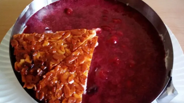 Auf die Puddingschicht wird jetzt noch die mit etwas Speisest&auml;rke angedickte Rote Gr&uuml;tze aufgetragen und gleichm&auml;&szlig;ig verteilt.