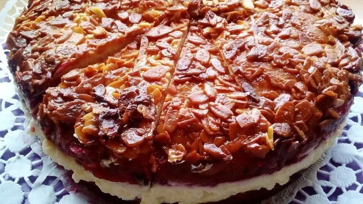Wenn die vorgeschnittenen Toppingst&uuml;cke alle aufgelegt sind, wird der fertige Kuchen f&uuml;r mindestens 2 Stunden in den K&uuml;hlschrank gestellt.