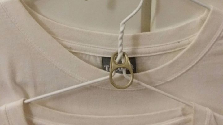 Ein wei&szlig;es T-Shirt h&auml;ngt an einem speziellen Haken im Kleiderschrank, optimal platziert zur Raumnutzung.