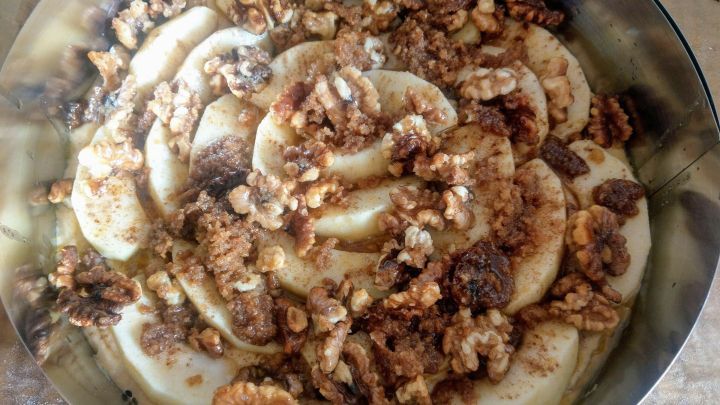 Die hei&szlig;en karamellisierten Waln&uuml;sse &uuml;ber den Apfelst&uuml;ckchen verteilen.