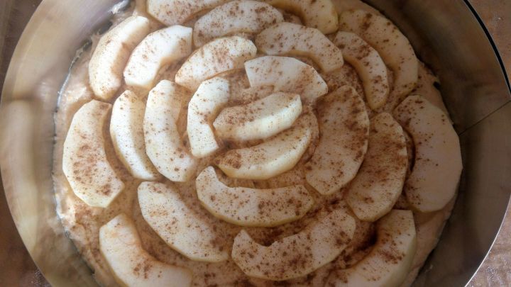 Die in Spalten geschnittenen &Auml;pfel werden auf dem Teig verteilt.