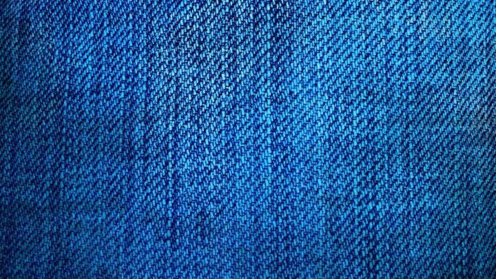 Die Jeans mit einem kr&auml;ftigen Blauton zeigt feine F&auml;den und Strukturen, die typischerweise f&uuml;r Denim typisch sind.