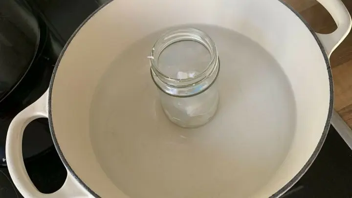 Wachsreste sollten aus Sicherheitsgr&uuml;nden immer in einem Wasserbad geschmolzen werden und nie direkt in einem Topf.