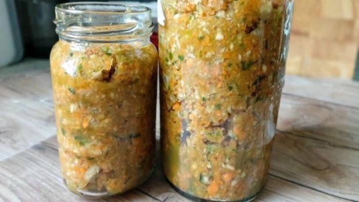 Zwei Gl&auml;ser mit selbstgemachtem Suppengrundstock stehen auf einem Holzuntergrund und zeigen die grobe, farbenfrohe Mischung.