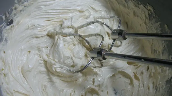 Weiche Butter, &Ouml;l und Senf werden mit den R&uuml;hrbesen des Handmixers ca. 4 bis 5 Minuten cremig geschlagen, Sojasauce, Zitronensaft und Zitronenabrieb dazugegeben und alles gut verr&uuml;hrt.
