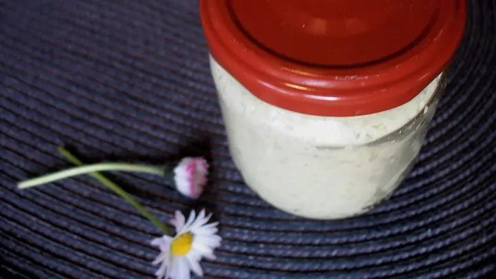Die B&auml;rlauch-Butter kann in saubere Gl&auml;ser abgef&uuml;llt und im K&uuml;hlschrank aufbewahrt werden.