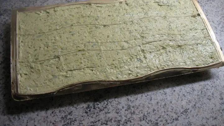 Man kann die B&auml;rlauchbutter auch in kleinere Beh&auml;lter oder in eine Plasteeinlage von einer Pralinenverpackung f&uuml;llen und einfrieren.