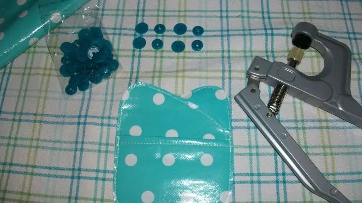 Mit solch einer Druckknopfzange k&ouml;nnt ihr dann an beiden Laschen solch einen Kunststoff-Druckknopf anbringen. 