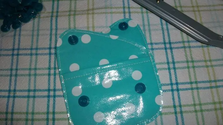 Hier seht ihr alle beiden Druckkn&ouml;pfe fertig montiert. Diese Druckknopfzange war bei meinem Set an verschieden bunten Druckn&ouml;pfen dabei.