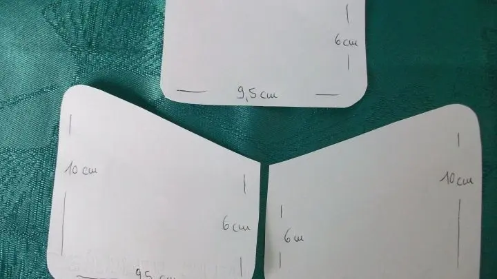 Hier seht ihr nun die fertigen Musterteile mit den gerundeten Ecken. Wenn die Ecken nicht exakt gleich gerundet sind, macht das nichts, denn ganz zum Schluss k&ouml;nnt ihr das alles ein wenig nachschneiden mit der Schere.