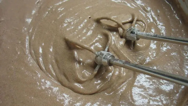 Die Mehlmischung wird gesiebt, dann portionsweise nach und nach im Wechsel mit dem Kirschsaft und der Buttermilch dazugegeben und untergerührt