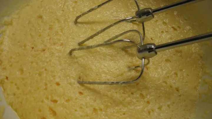 In der Rührschüssel werden die Eier und eine Prise Salz mit dem Handmixer schaumig geschlagen, dann fügt man den Zucker und die weiche Butter hinzu und verrührt alles gut.