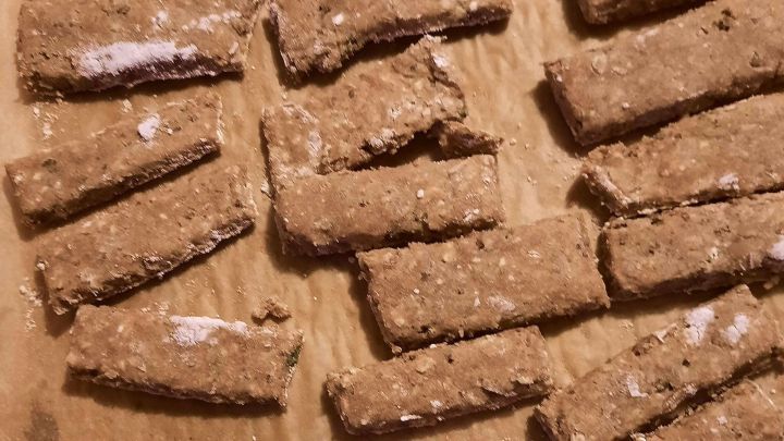 D&uuml;nne, rechteckige Hundekekse liegen auf einem braunen Backpapier, bereit zur Verwendung. Frikandeln aus Holland.