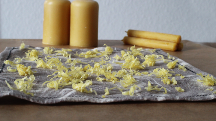 Verteile das Wachs gleim&auml;&szlig;ig auf dem Stoff und lege dann ein zweites Backpapier dar&uuml;ber. Durch das B&uuml;gel erhitzt sich das Wachs und zeiht sich in den Stoff.