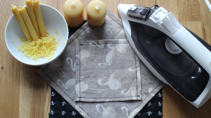 Alles, was du daf&uuml;r brauchst, sind Stoffreste, Wachs, Backpapier und ein B&uuml;geleisen.