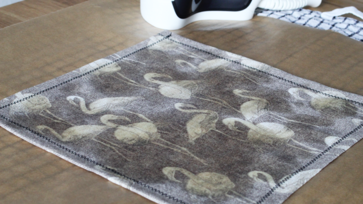 Durch das Wachs verf&auml;rbt sich der Stoff. Jetzt kann man gut erkenn, wo noch mehr Wachs n&ouml;tig. Am Ende sollte das ganze Tuch mit Wachs bedeckt sein.