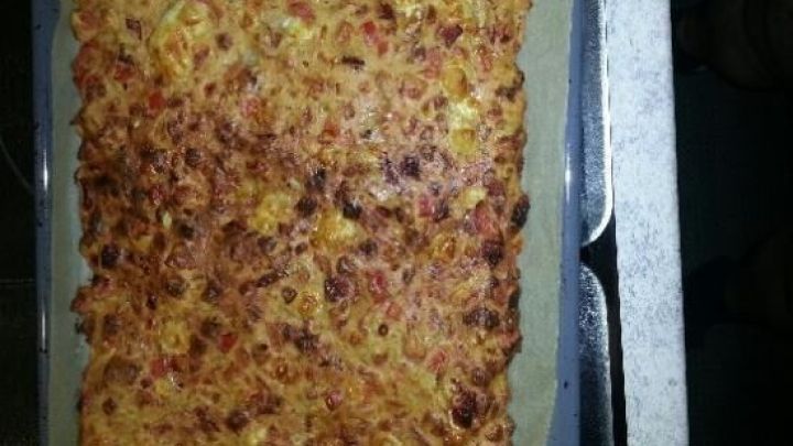 Sch&uuml;ttelpizza ohne Boden: Hier wird alles einfach vermischt und auf dem Blech gebacken &ndash; super schnell und perfekt f&uuml;r jeden Pizza-Fan.
