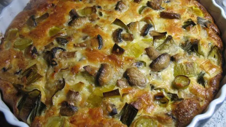 Nach einer Backzeit von 35 bis 40 Minuten bei 180 Grad Ober-/Unterhitze ist die Tarte goldbraun und fertig zum Verzehr.