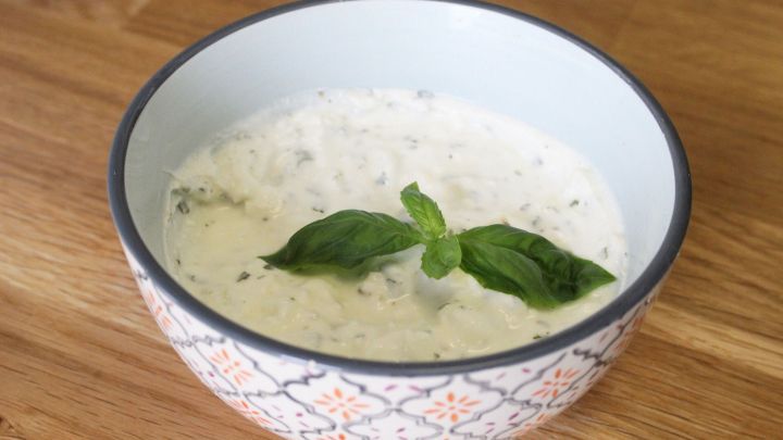 Der Dip besteht aus Fetak&auml;se, Joghurt, Knoblauch und Zitronensaft.