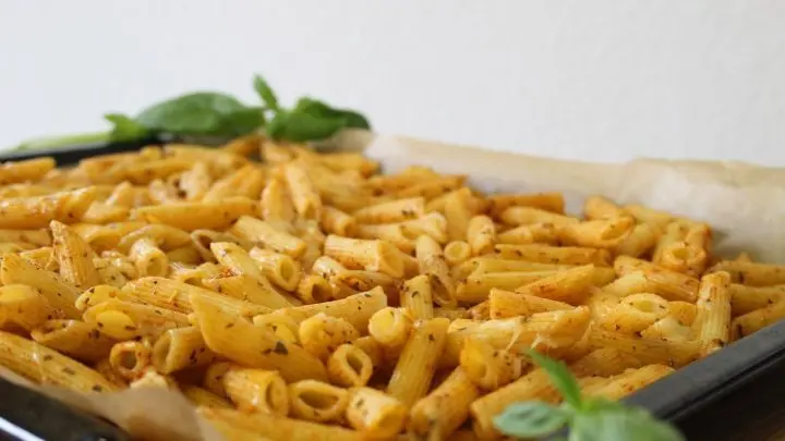 Die Pasta Chips werden gekocht, nach Belieben gewürzt und dann im Ofen gebacken.
