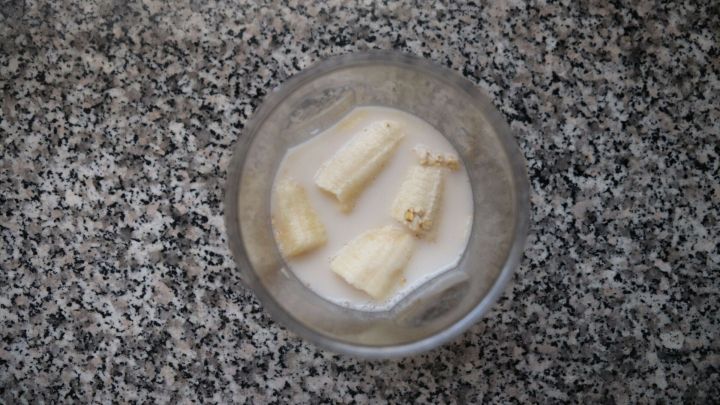 Banane, Milch und Haferflocken einfach in den Mixer und f&uuml;r einen Moment mixen, bis die Masse dickfl&uuml;ssig ist.