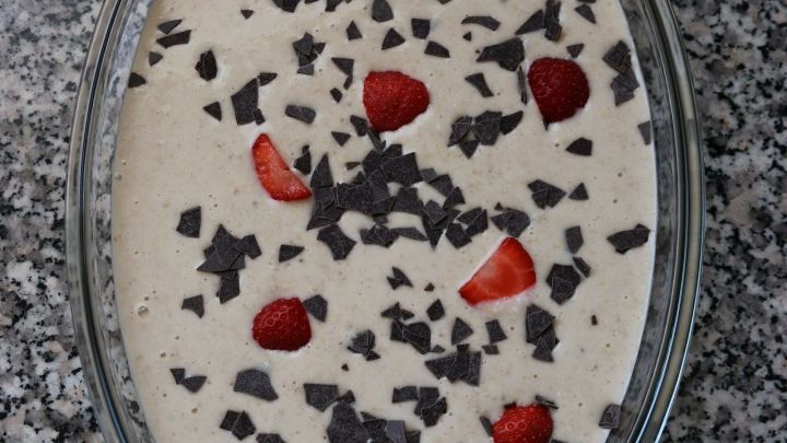 Wer m&ouml;chte kann noch Zartbitter Schokoraspel und Fr&uuml;chte, hier Erdbeeren, dr&uuml;ber geben.