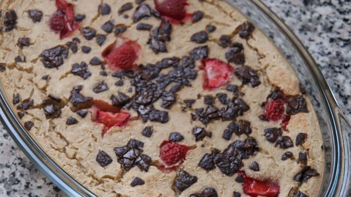 Das Fr&uuml;hst&uuml;ck aus Banane und Haferflocken schmeckt frisch aus dem Ofen oder auch kalt am n&auml;chsten Morgen. 